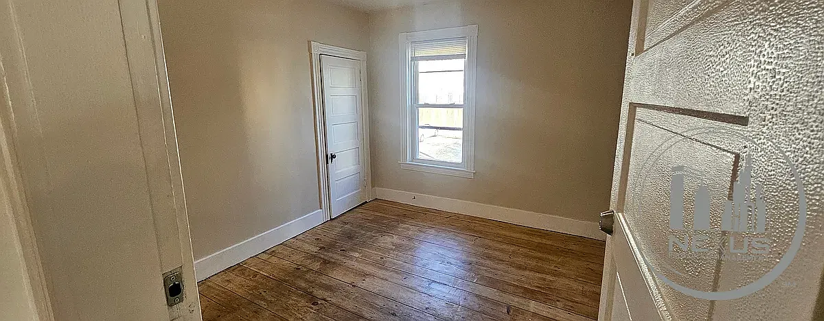 3 bed, 1000 sqft, $2,200 — Photo 2