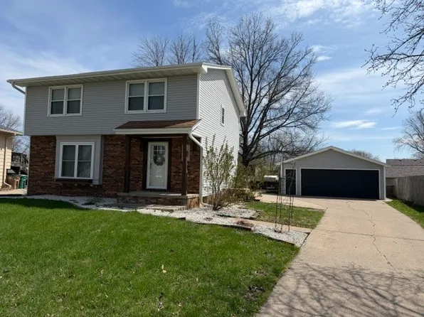 527 Village Ct, Altoona, IA 50009