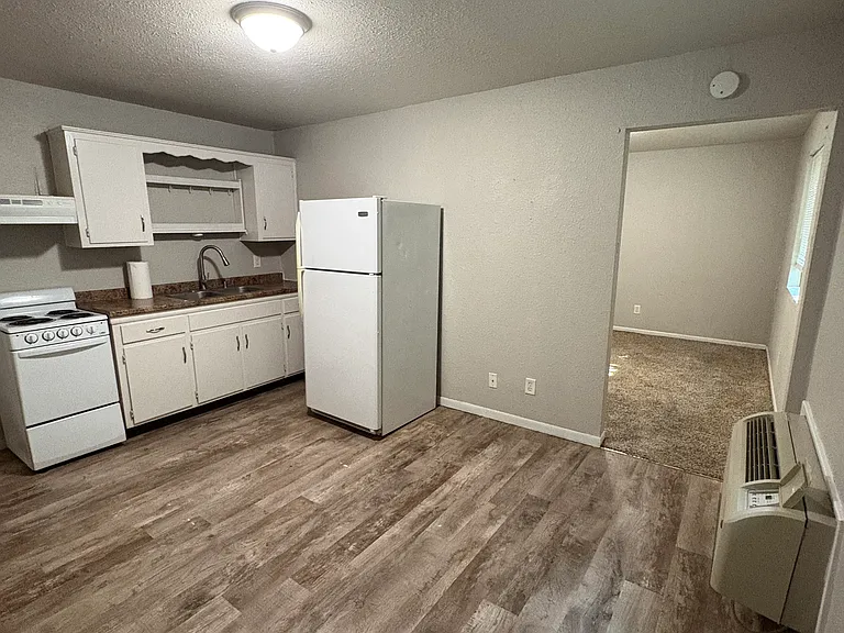 1215 Sylvan St — Photo 9