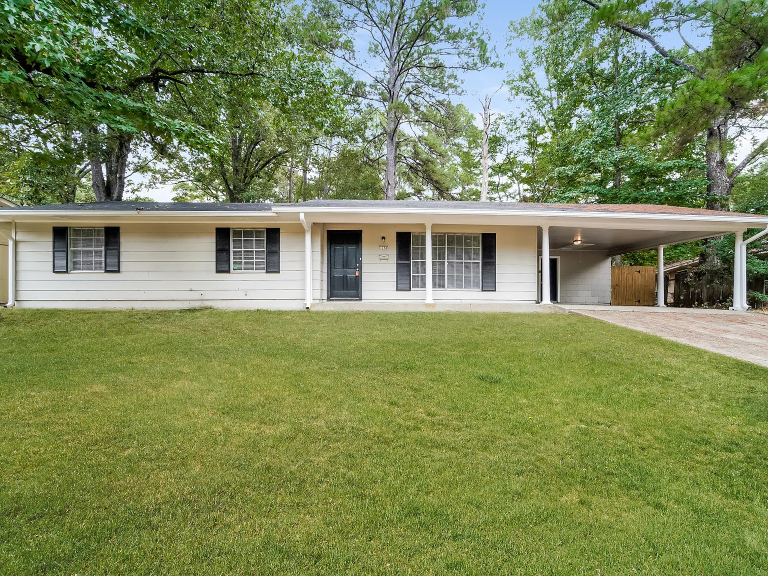 3 bed, 1.5 bath, 1346 sqft, $1,045 — Photo 1