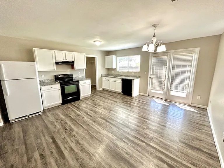 228 Dormont Dr NE — Photo 5