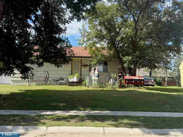 207 Wyandotte Rd, Hoyt Lakes, MN 55750