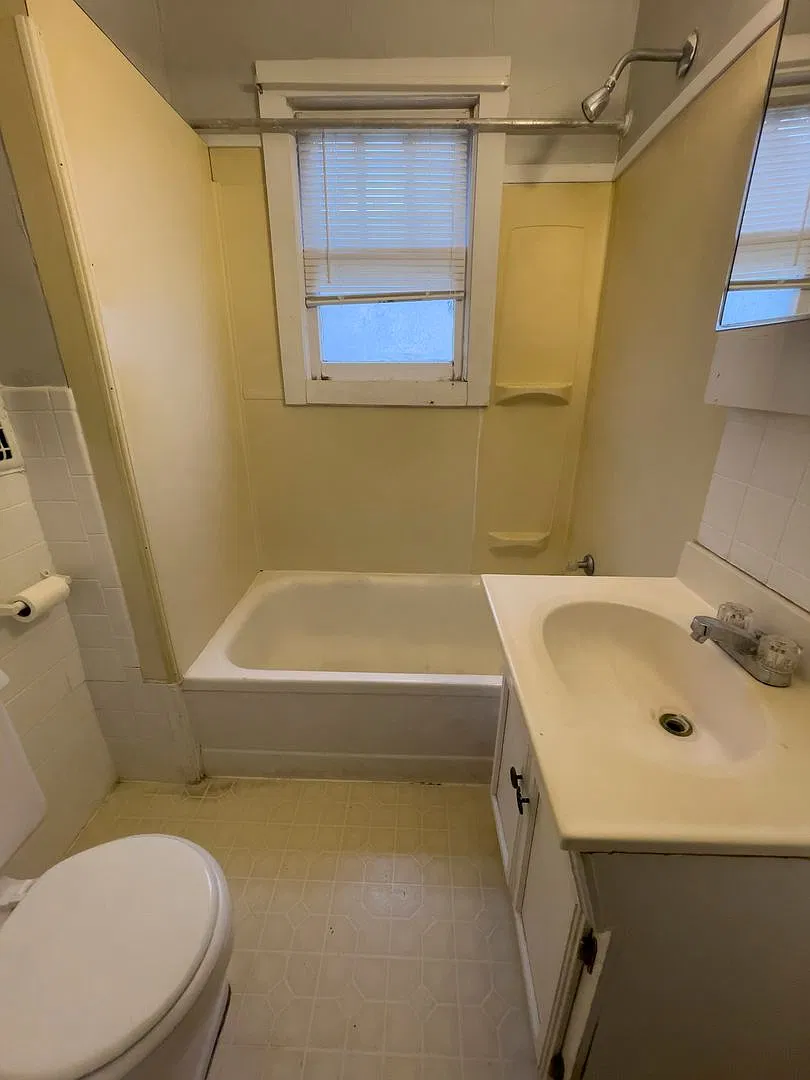 Cozy 2 bedroom home, with loft upstairs — Photo 4