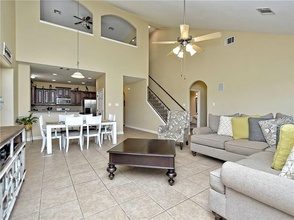 4 bed, 2.5 bath, 2684 sqft, $2,695 — Photo 4