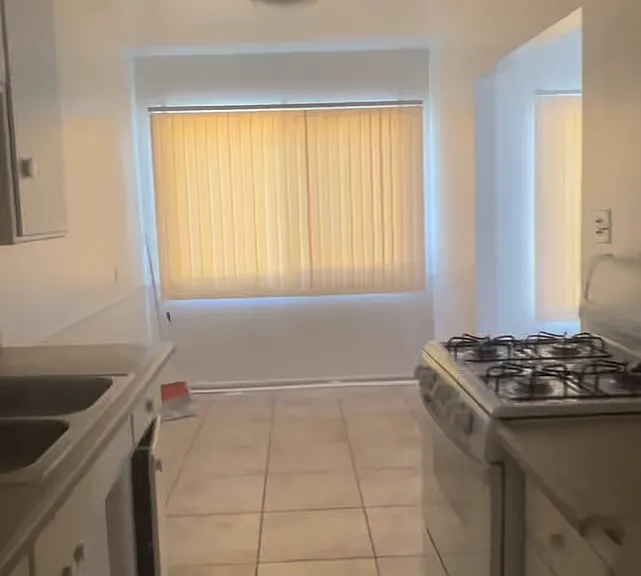 2205 Lawrence Ave — Photo 16