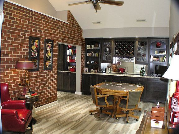 Game Room w/ Wet Bar