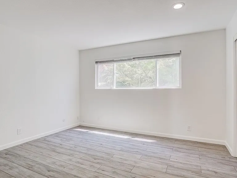 124 Farragut Ave — Photo 69