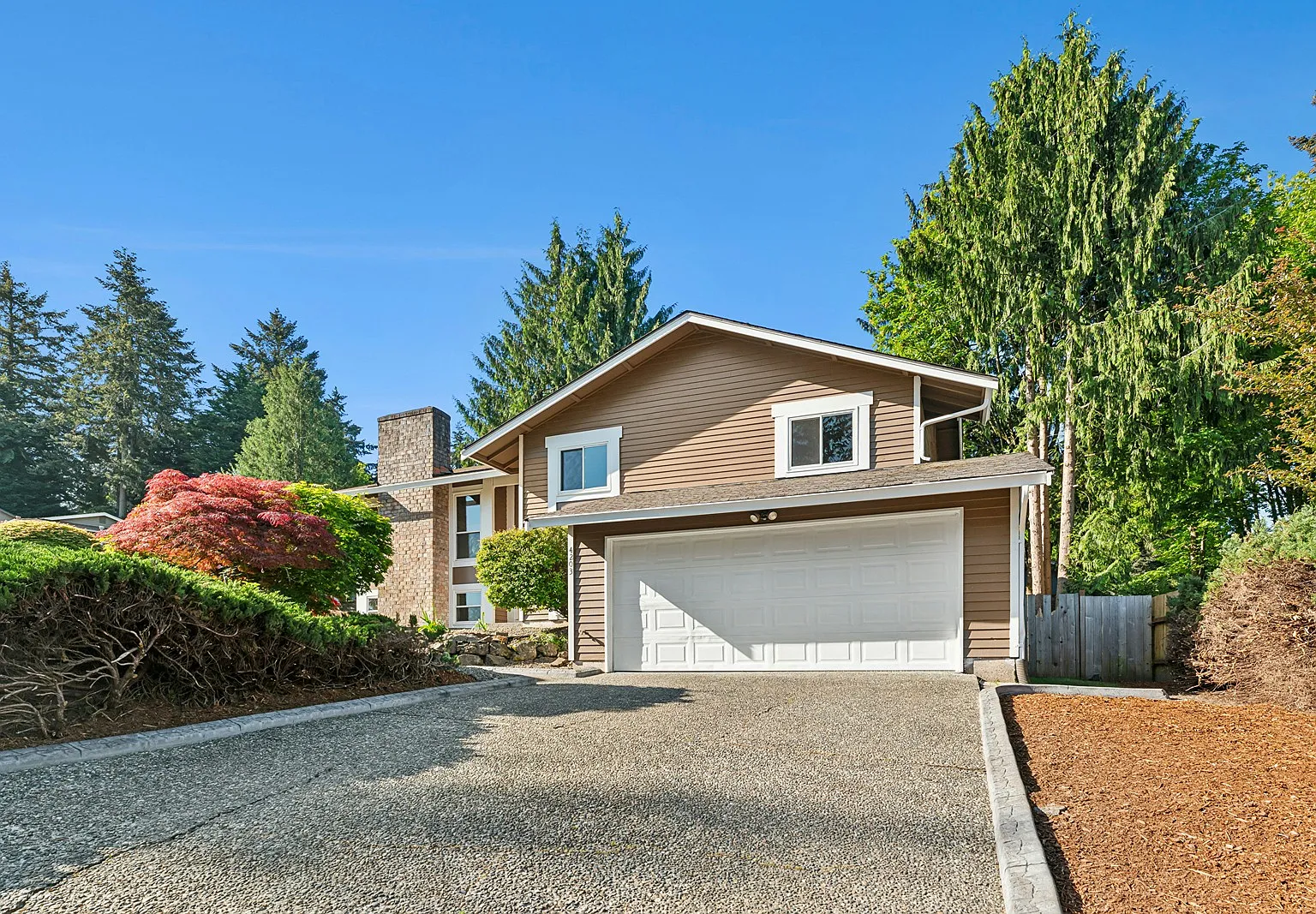 6 bed, 3.5 bath, 2730 sqft, $4,500 — Photo 2