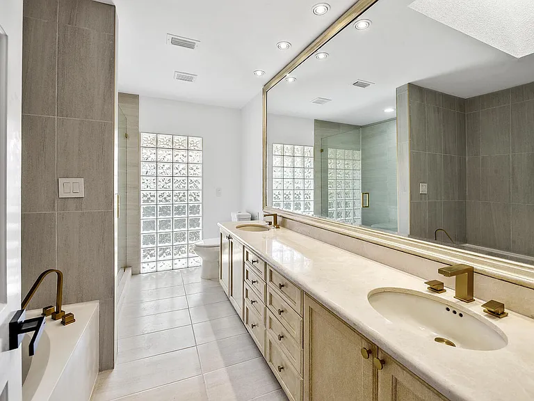 3185 Saint James Dr — Photo 18