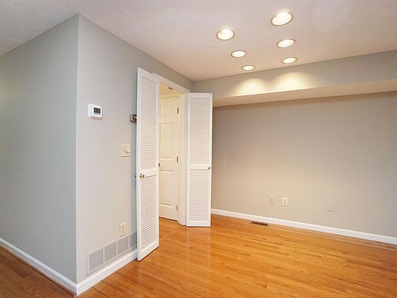 4th image of 7377 Woodcroft Dr