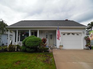4 Tropicana Ct, Toms River, NJ 08757