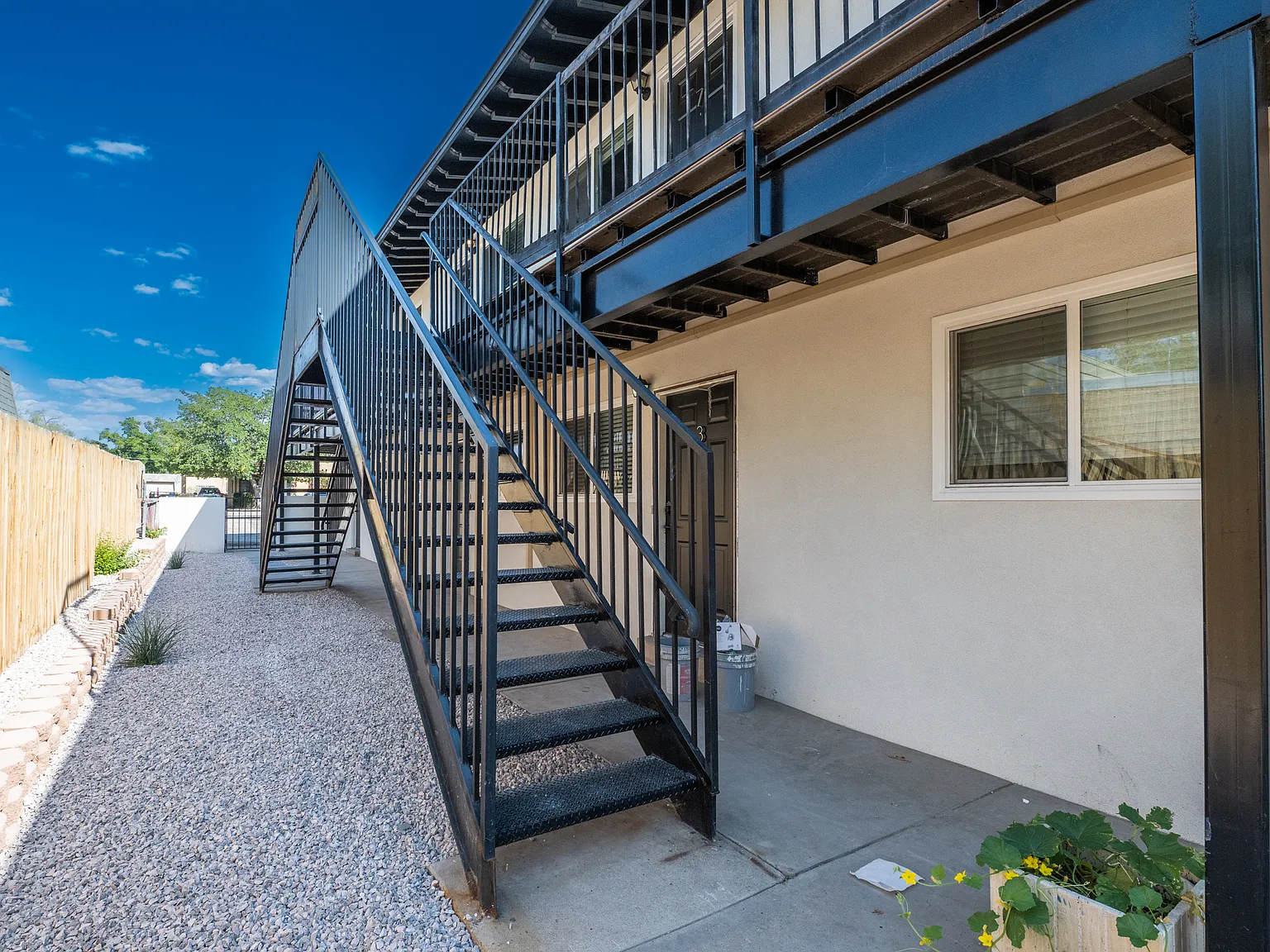 209 Girard Blvd SE - Updated 1 BBD Apartment just 2 Blocks to UNM — Photo 4