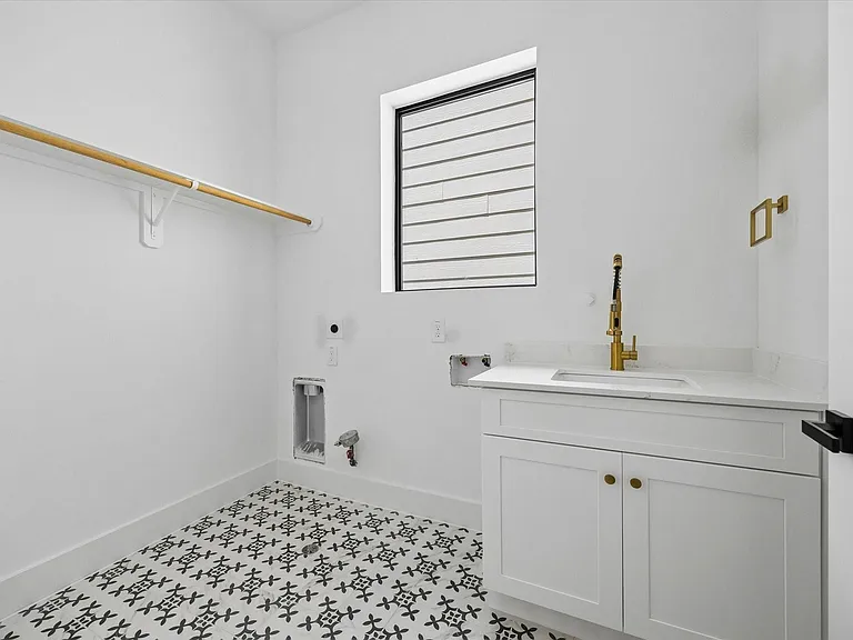 1325 W 22nd St — Photo 26