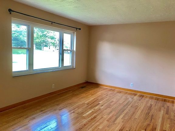 2nd image of 5656 Woods Dr
