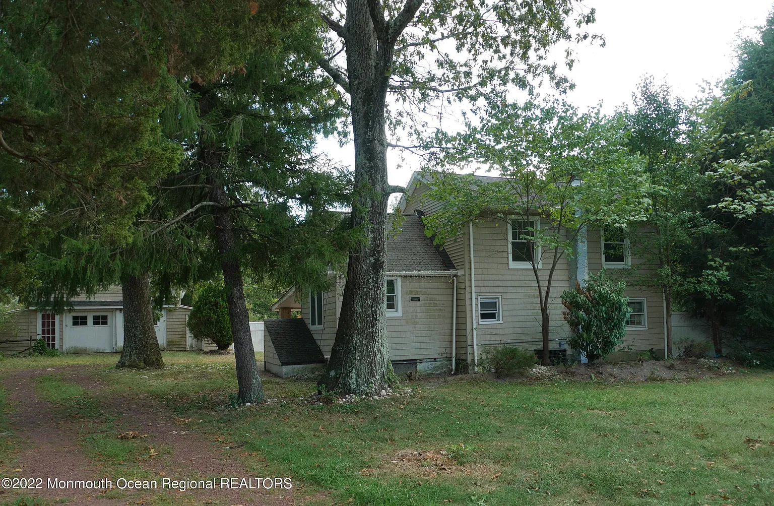 643 W Commodore Boulevard photo 1