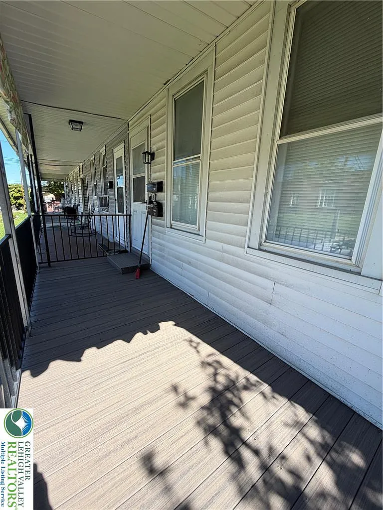 2 bed, 1.0 bath, 965 sqft, $1,650 — Photo 2
