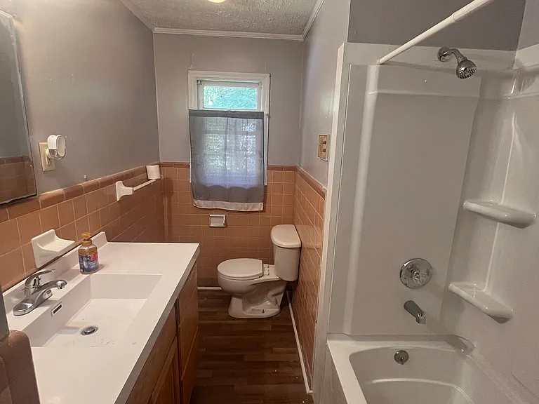 182 N Main St SW — Photo 8