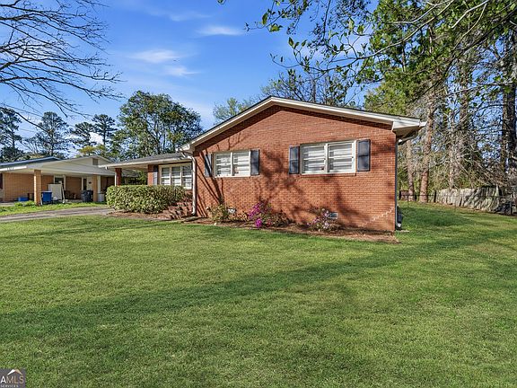 3rd image of 1735 Cardinal Rd