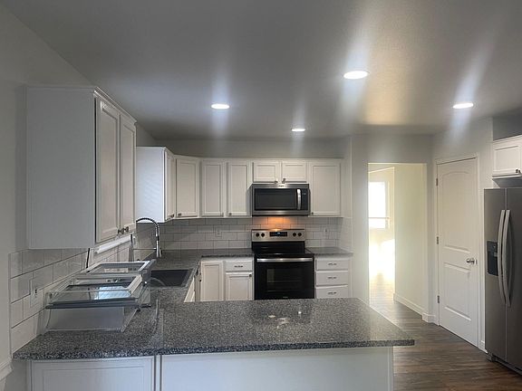 Spacious kitchen with 2 pantries and eat-in area