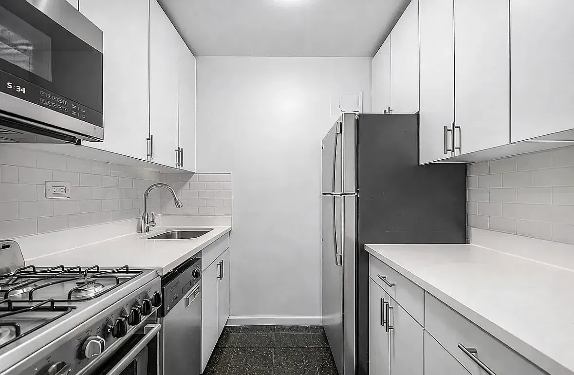 165 East 35th Street — Photo 2