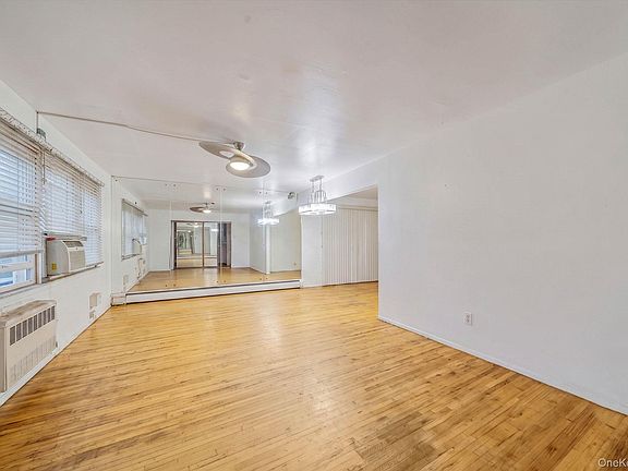 5th image of 919 E 99th Street