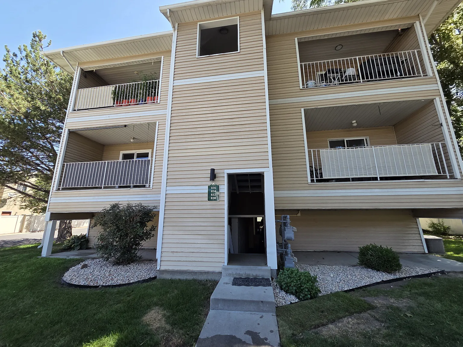 2 bed, 912 sqft, $1,550 — Photo 2