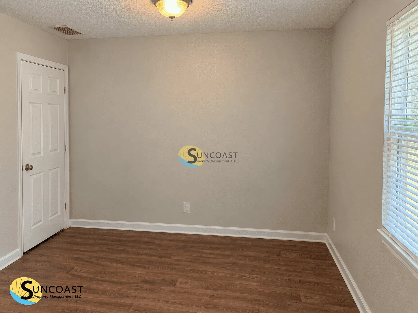 Available Now! Charming 3 Bed | 1 Bath Home in Jax! — Photo 2