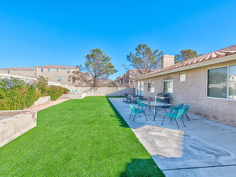 8704 Las Posas Ave — Photo 16