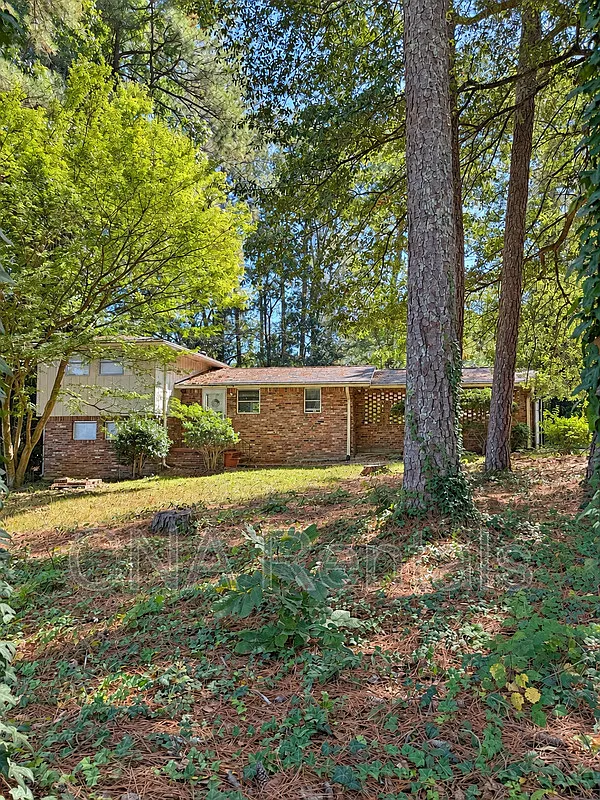 4 bed, 2.0 bath, 1382 sqft, $2,400 — Photo 2
