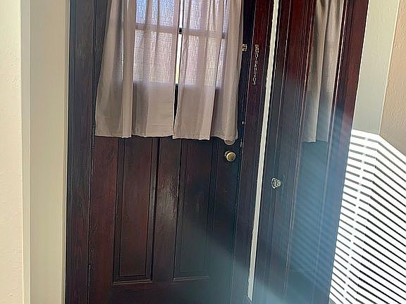 Front entryway w/closet 