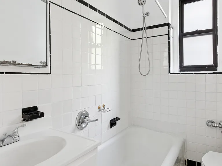 317 E 18th St #2D — Photo 7
