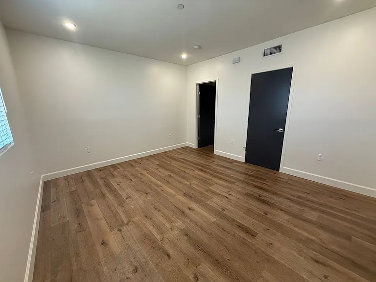 14550 Burbank Blvd #102 — Photo 11
