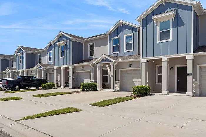3 bed, 2.5 bath, 1700 sqft, $1,950 — Photo 3