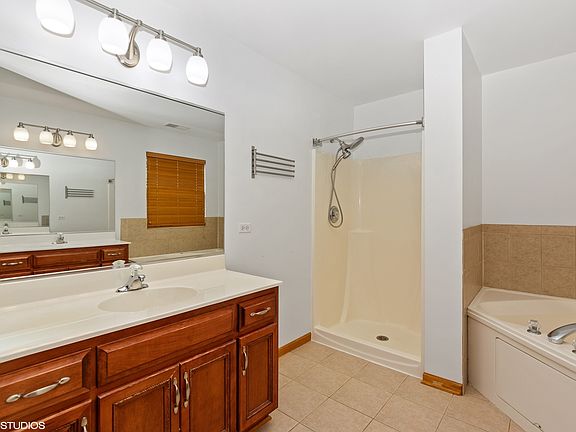 3rd image of 807 Karen Ln