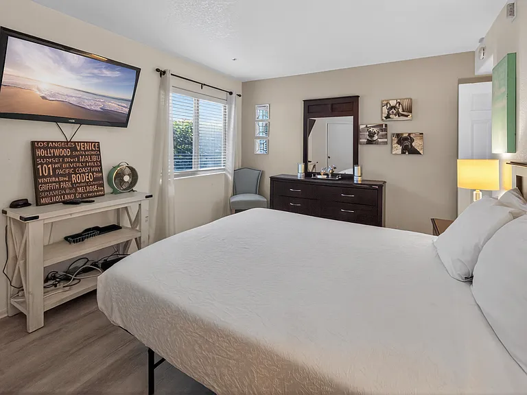 Bedroom Two / Queen Bed