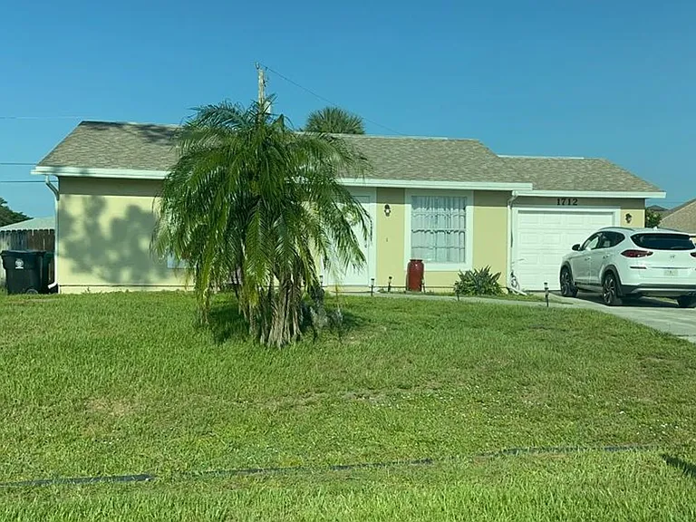 1712 SW Gloria Ln — Photo 1