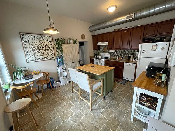 3rd image of 125 E Chestnut St APT 3