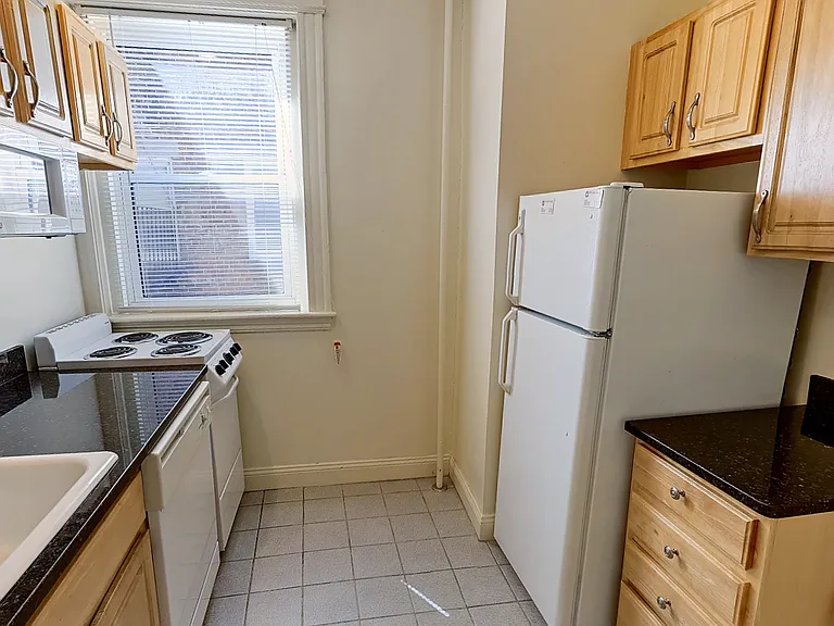 100 Queensberry St #13 — Photo 4