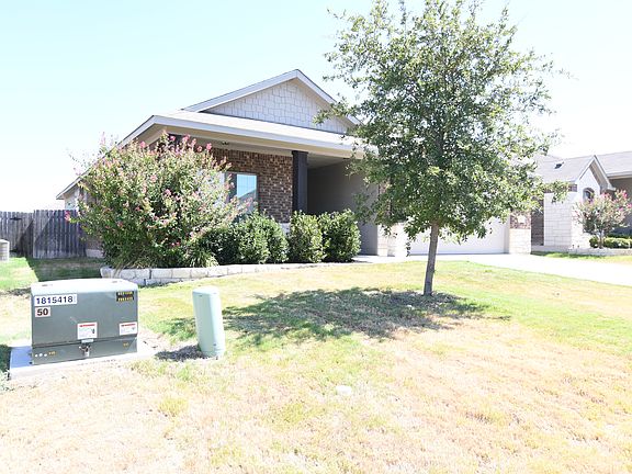 3rd image of 826 Wyndcrest Dr
