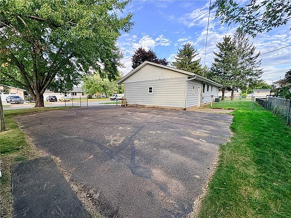 5th image of 2311 Henry Avenue