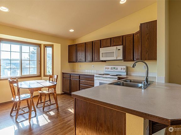 2nd image of 225 Lavender Pl