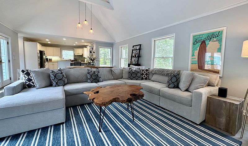 house on the hill ストライプの上下 121 Highland Rd, Southampton, NY 11968 | Out East