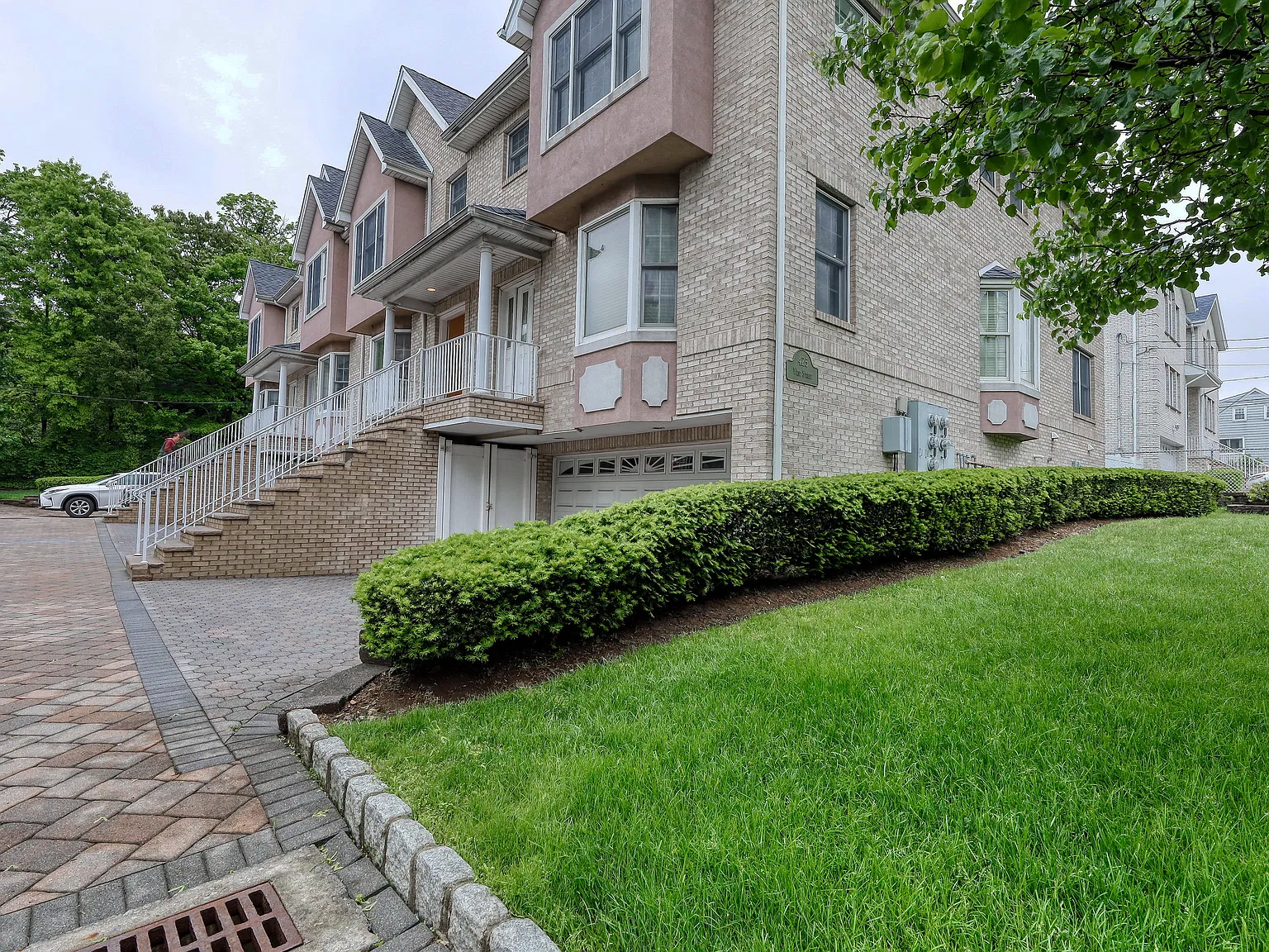 4 bed, 2500 sqft, $4,600 — Photo 2