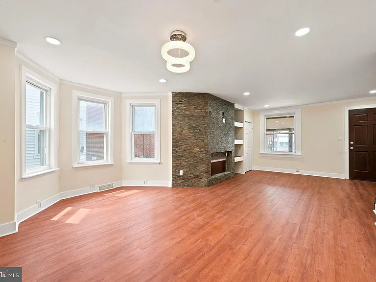 105 Jackson Ave — Photo 3