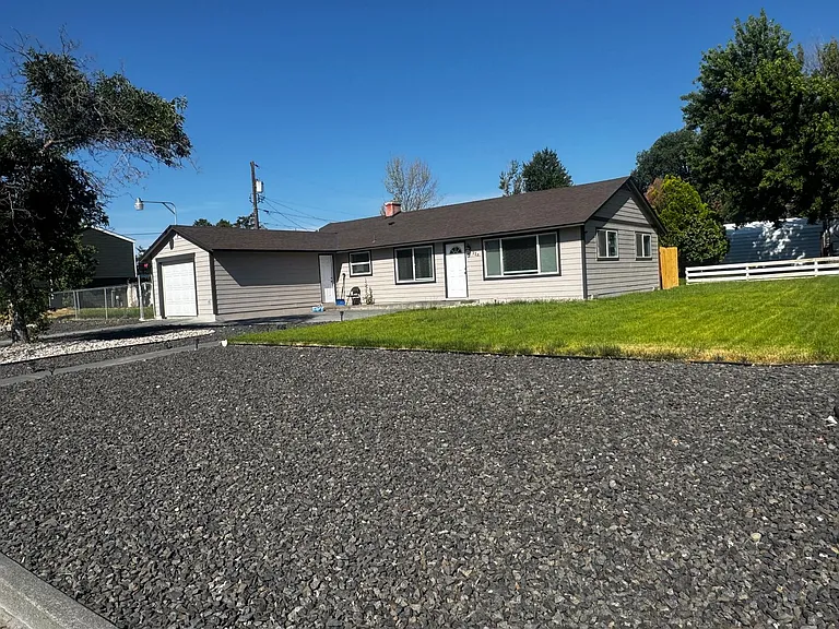 324 N Central Dr — Photo 2