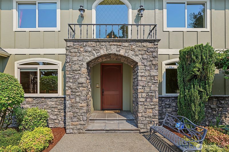 2nd image of 914 Harvest Drive SE