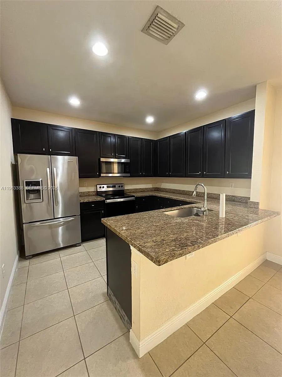 Building Photo - 950 SW 147th Ave #2611