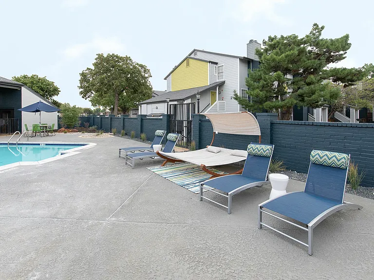 Maxwell Apartments — Photo 19