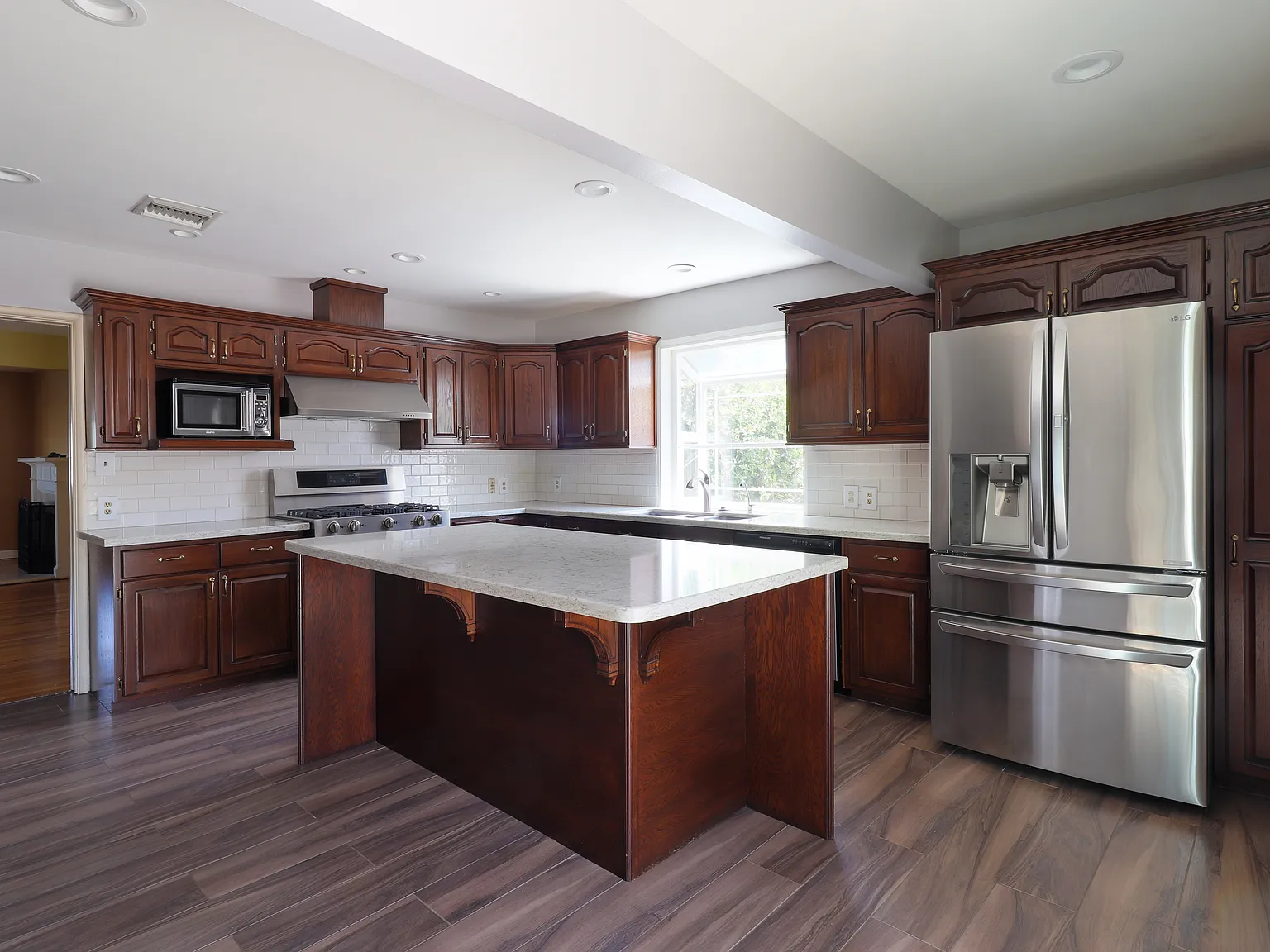 3 bed, 1929 sqft, $4,200 — Photo 2