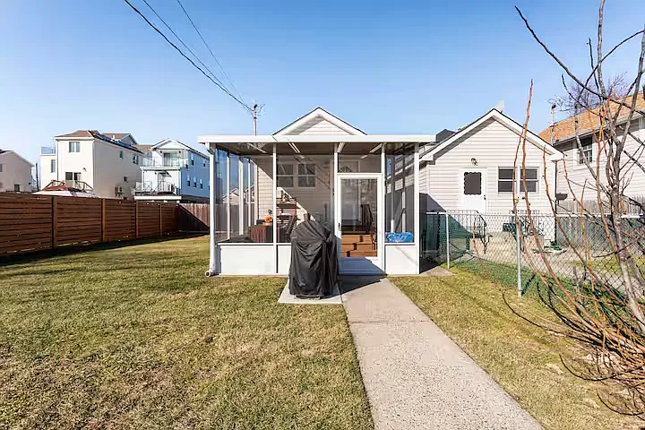 945 Olympia Blvd — Photo 2